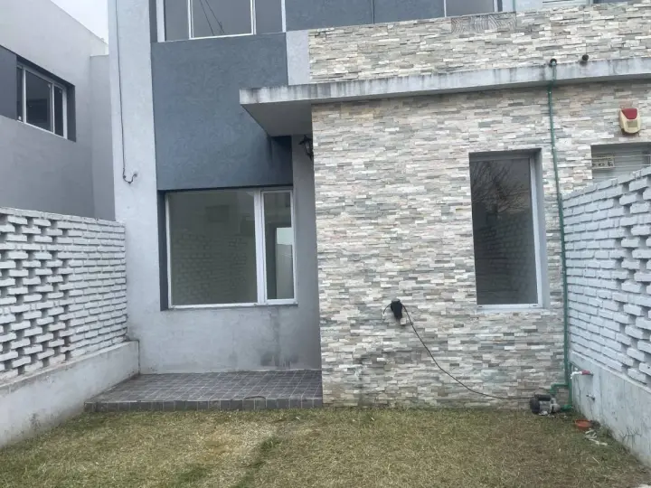 Dúplex de 2 dormitorios en Ringuelet, foto 1