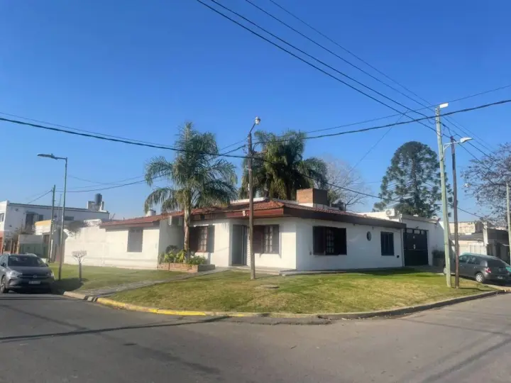 Casa de 2 dormitorios en Los Hornos, foto 1