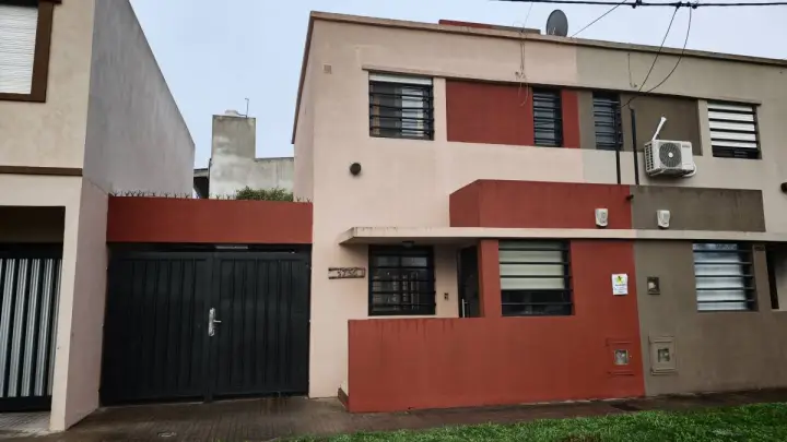 Dúplex de 2 dormitorios en Los Hornos, foto 1