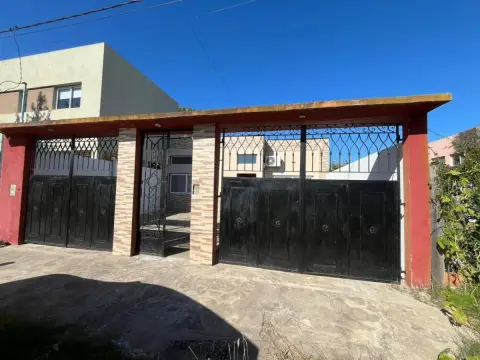 Casa de 3 dormitorios en Villa Parque Sicardi
