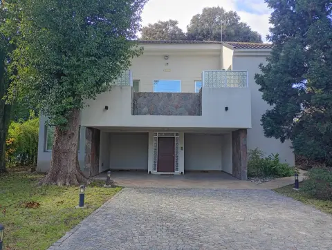 Casa de 4 dormitorios en Juan María Gutiérrez