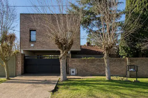 Casa de 3 dormitorios en Villa Elisa